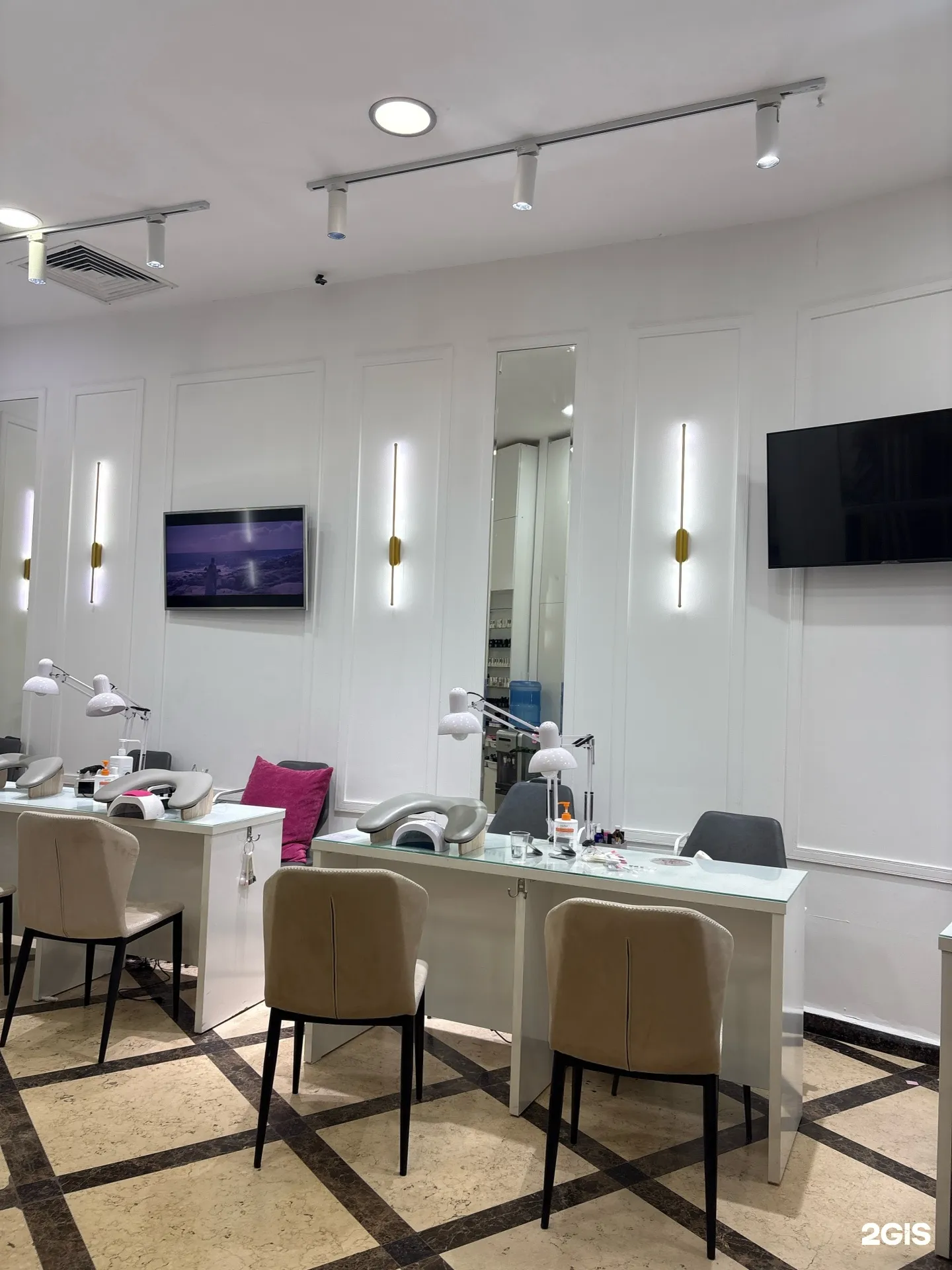 Зал студии Diva Nails